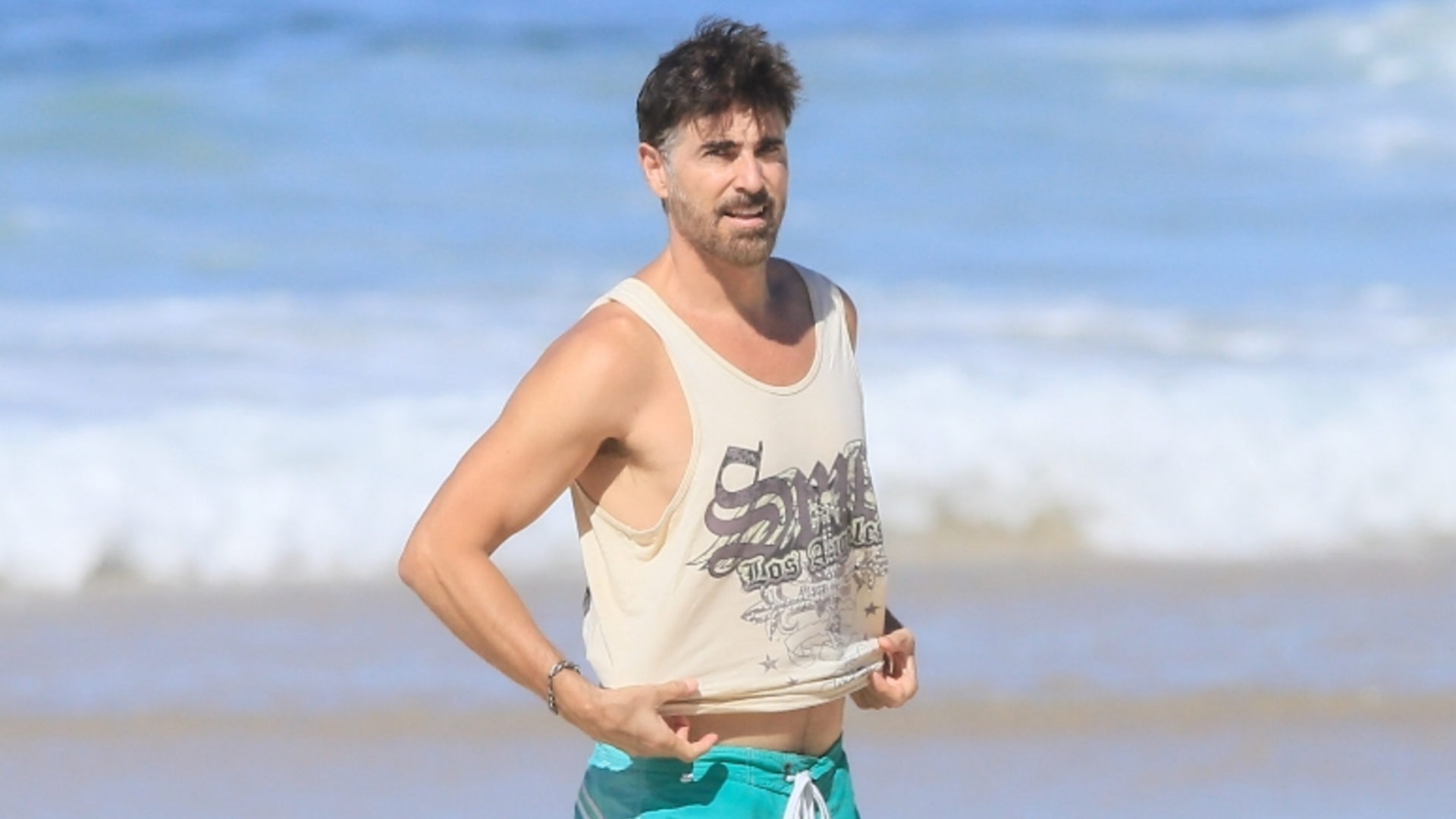 Reynaldo Gianecchini surge esbanjando boa forma curtindo dia em praia no Rio de Janeiro
