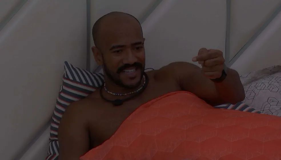 BBB23: Ricardo comenta favoritismo de Amanda segundo sister