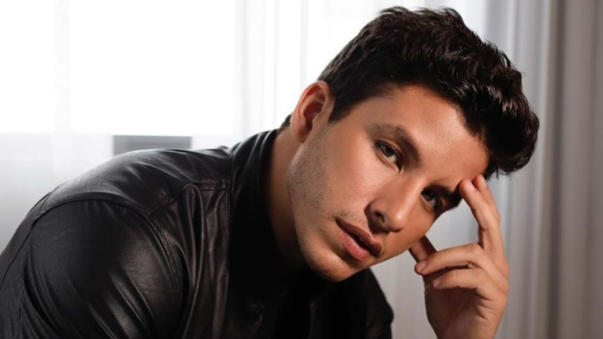 Ricky Tavares revela influência de irmã famosa: ‘Era muito tímido’