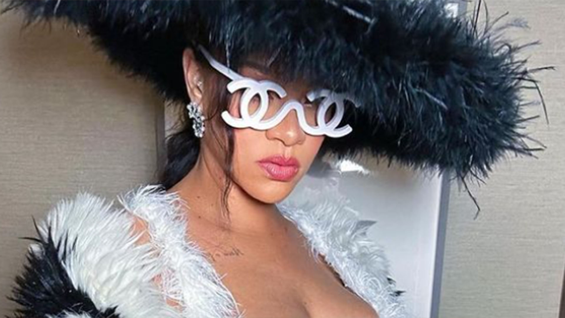 Grávida, Rihanna exibe barrigão em vestido ousado de pelinhos