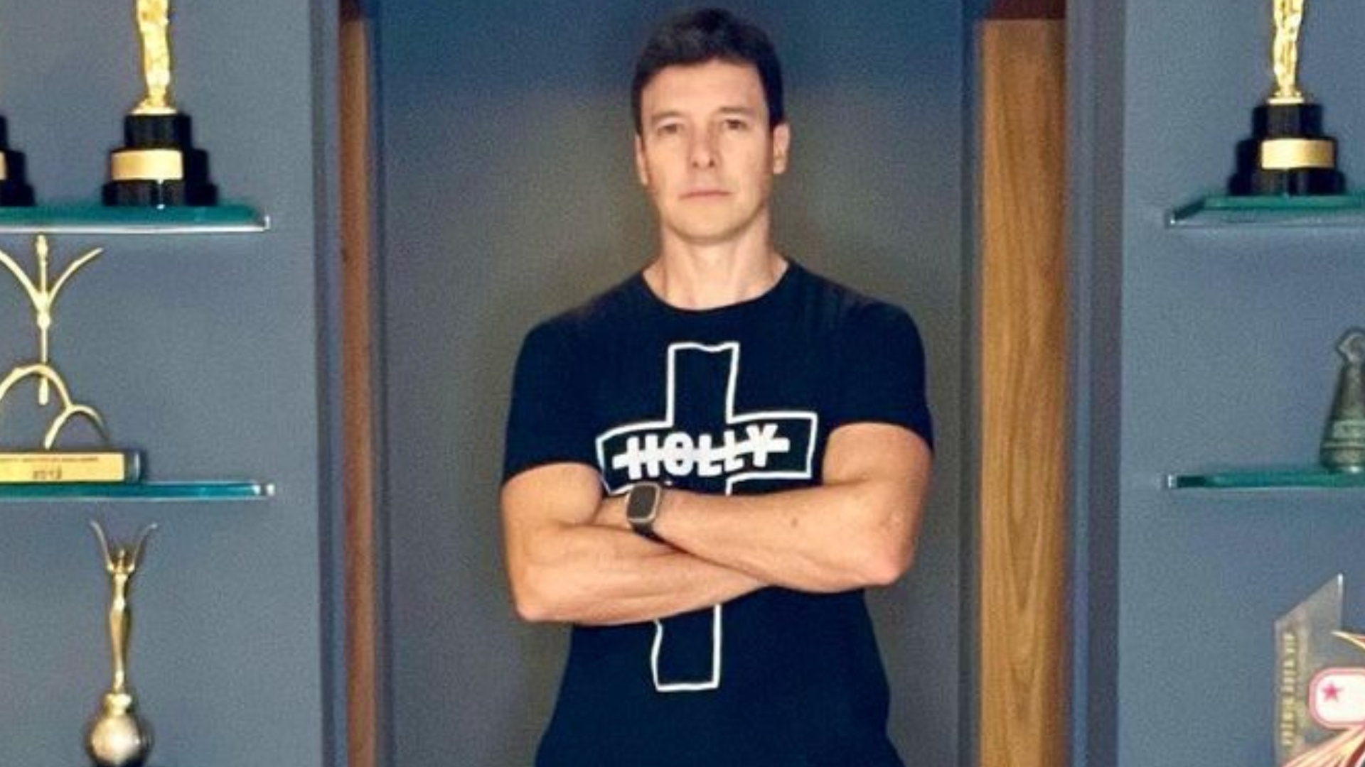 Rodrigo Faro impressiona ao mostrar seu cantinho de troféus: ”Líder”