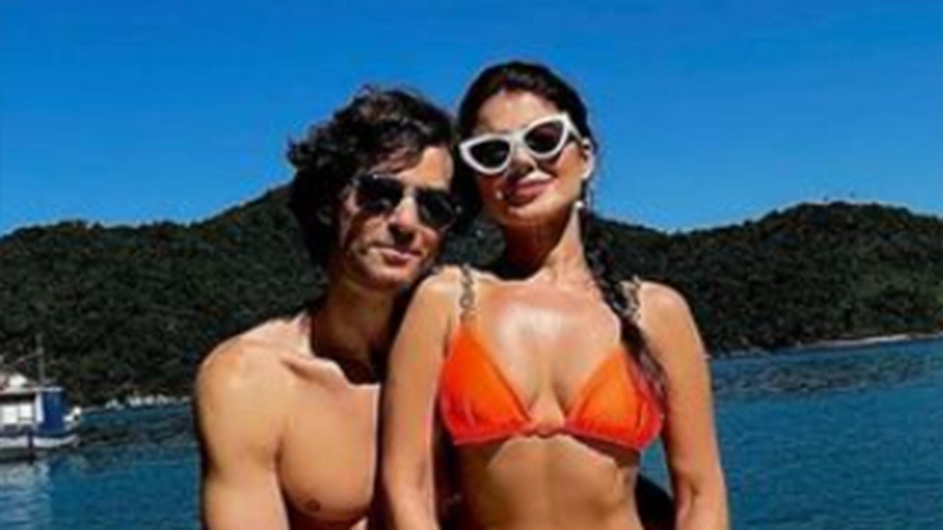 Magérrima, Paula Fernandes arrasa em fotos de biquíni durante passeio de barco