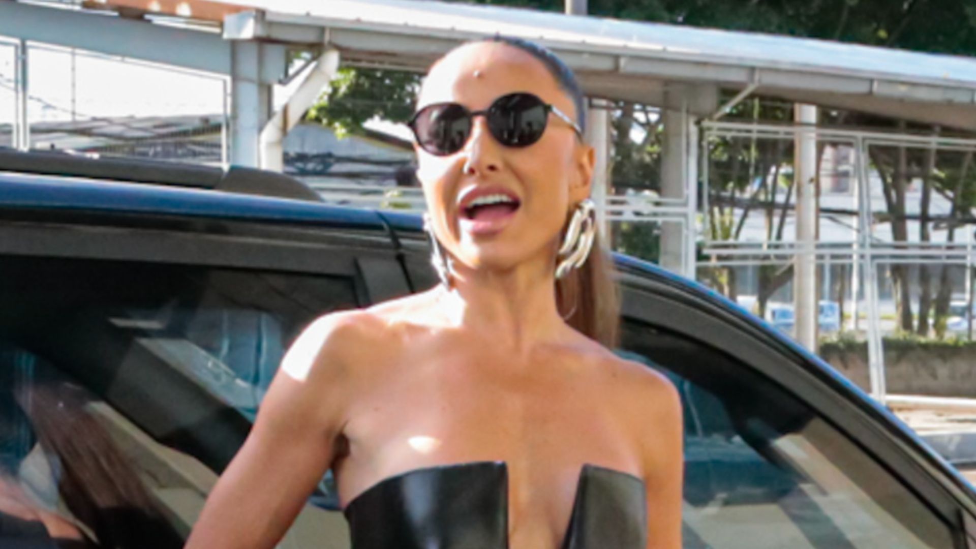 De carrão de luxo, Sabrina Sato chega com vestido sem sutiã e causa em evento