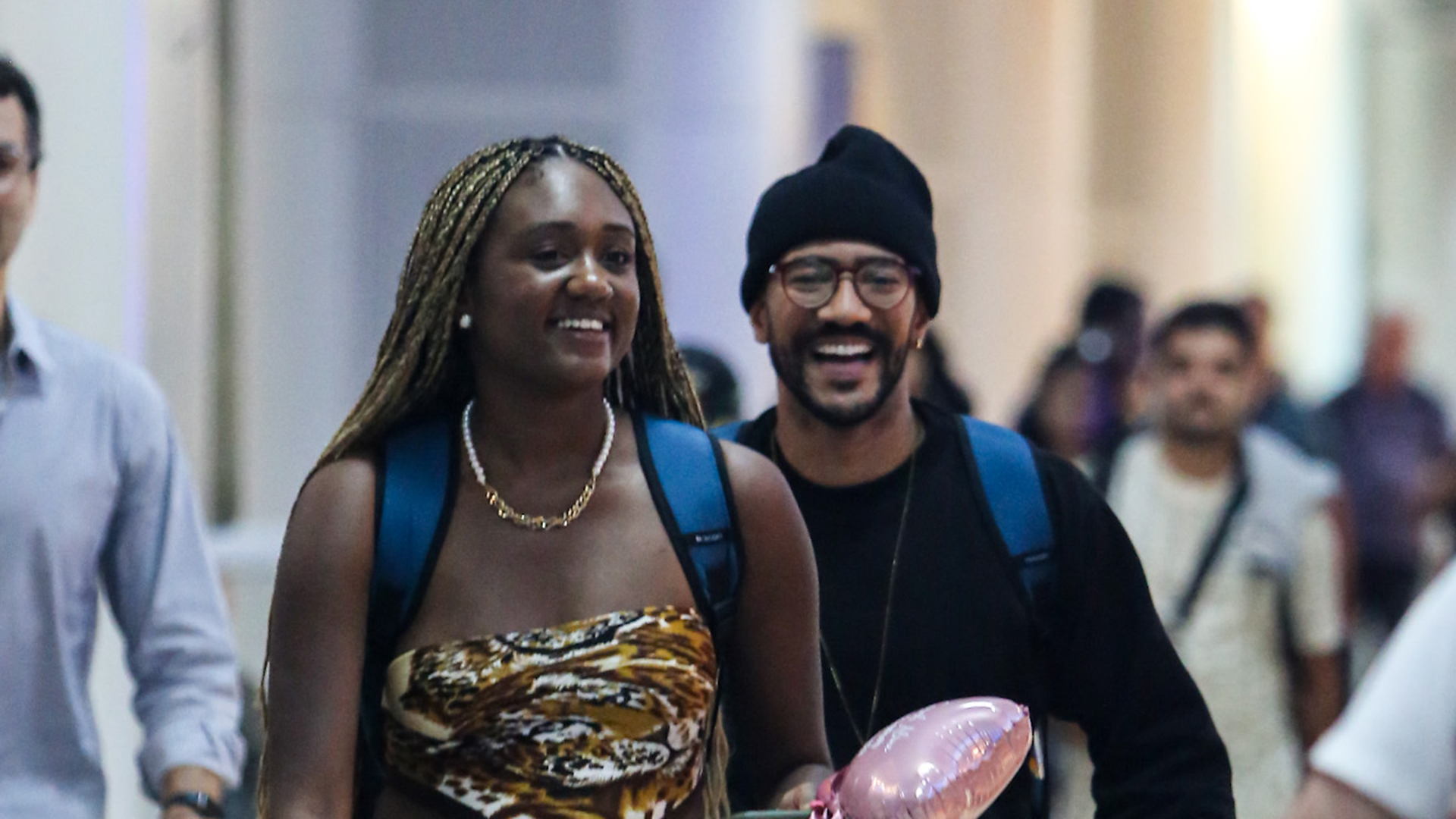 Sarah Aline e Ricardo Alface embarcam juntos em aeroporto no Rio de Janeiro