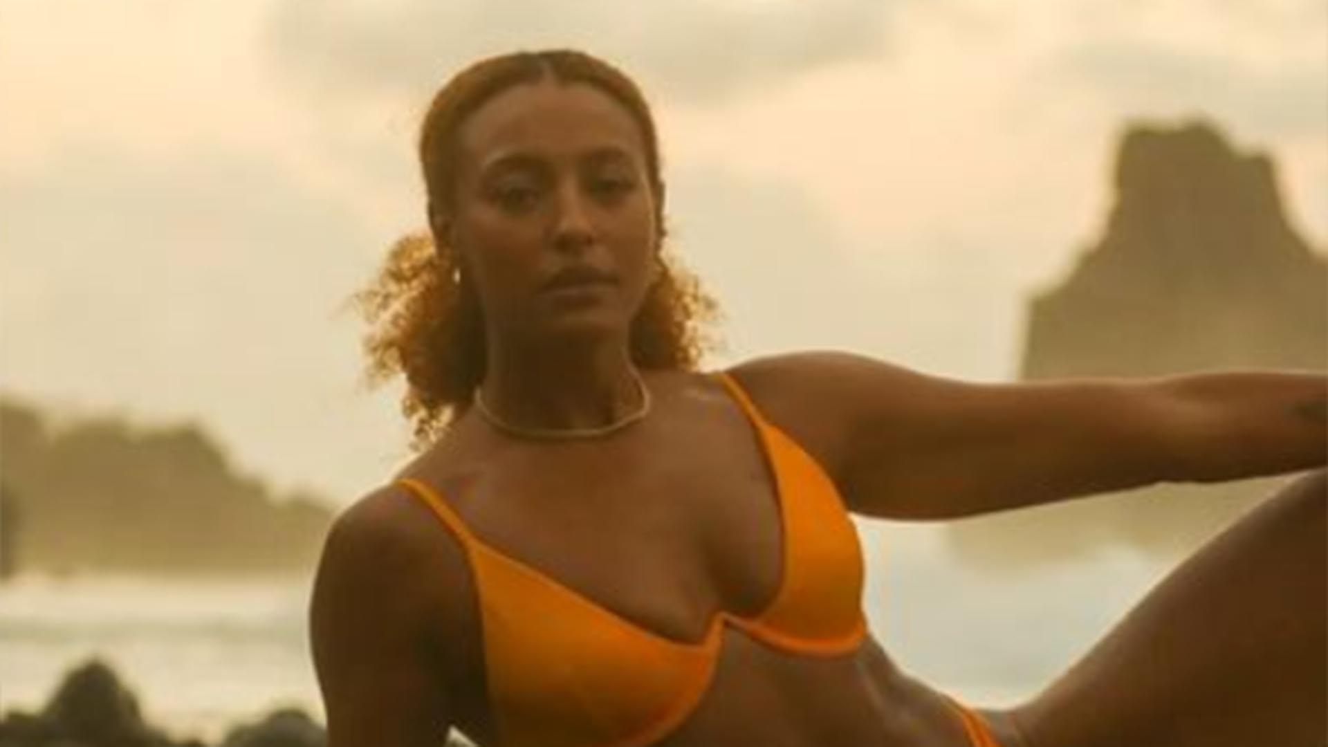 Protagonista de Vai na Fé, Sheron Menezzes exibe foto de biquíni em Noronha