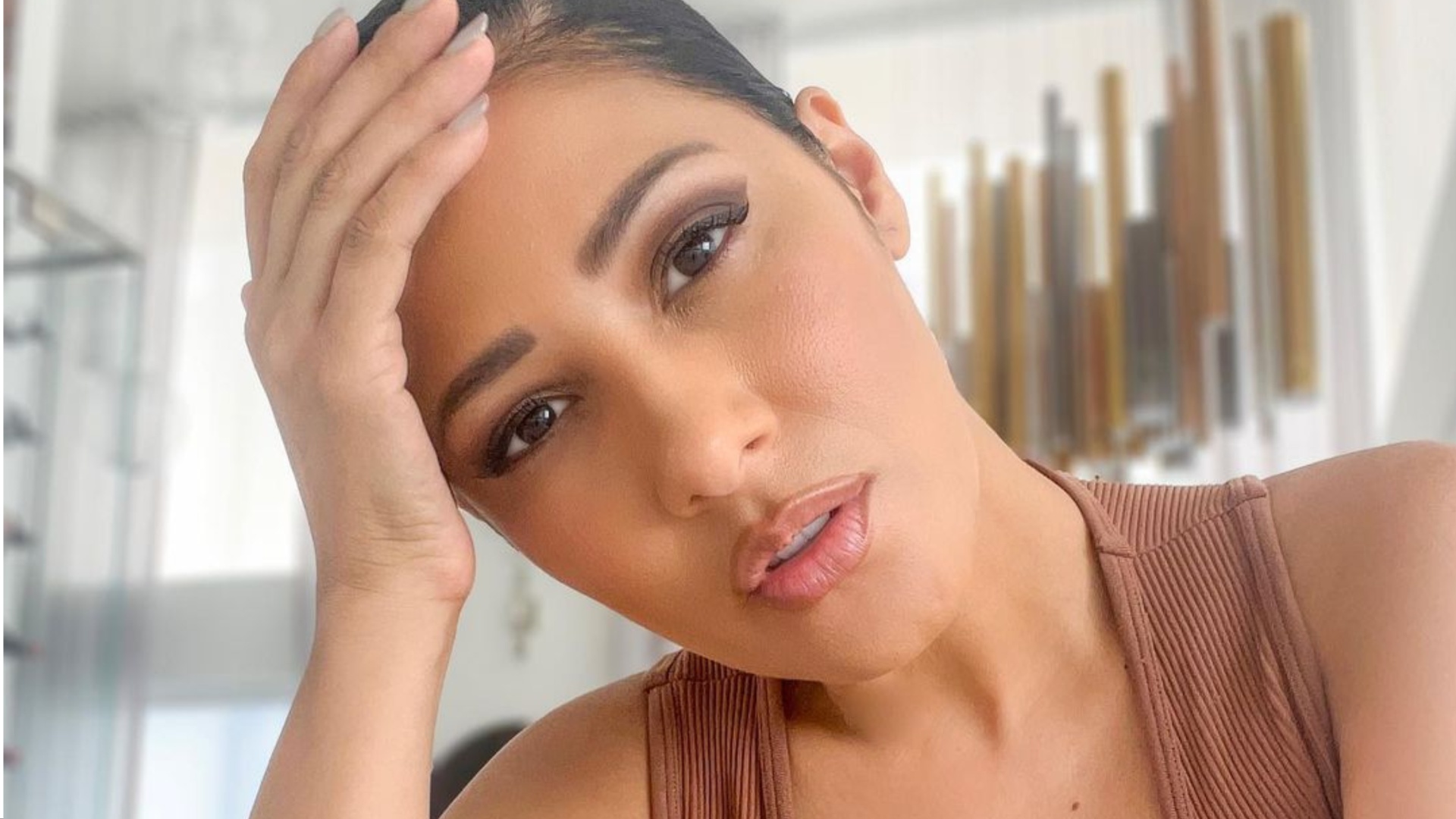 Sem sutiã, Simaria exibe decote livre em selfies: ”Tão natural”