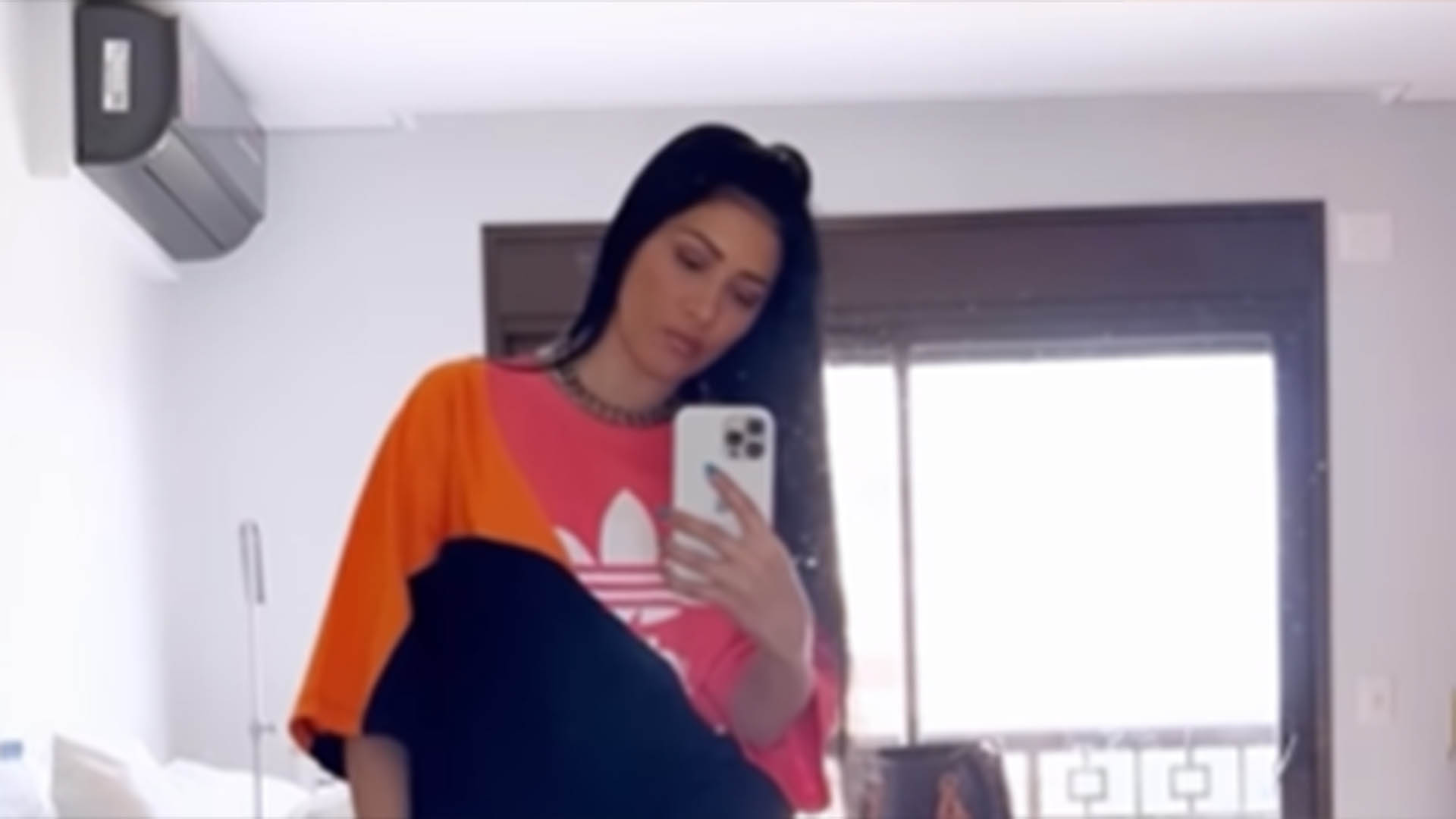 Com look curto, Simaria exibe as pernas torneadas em nova selfie