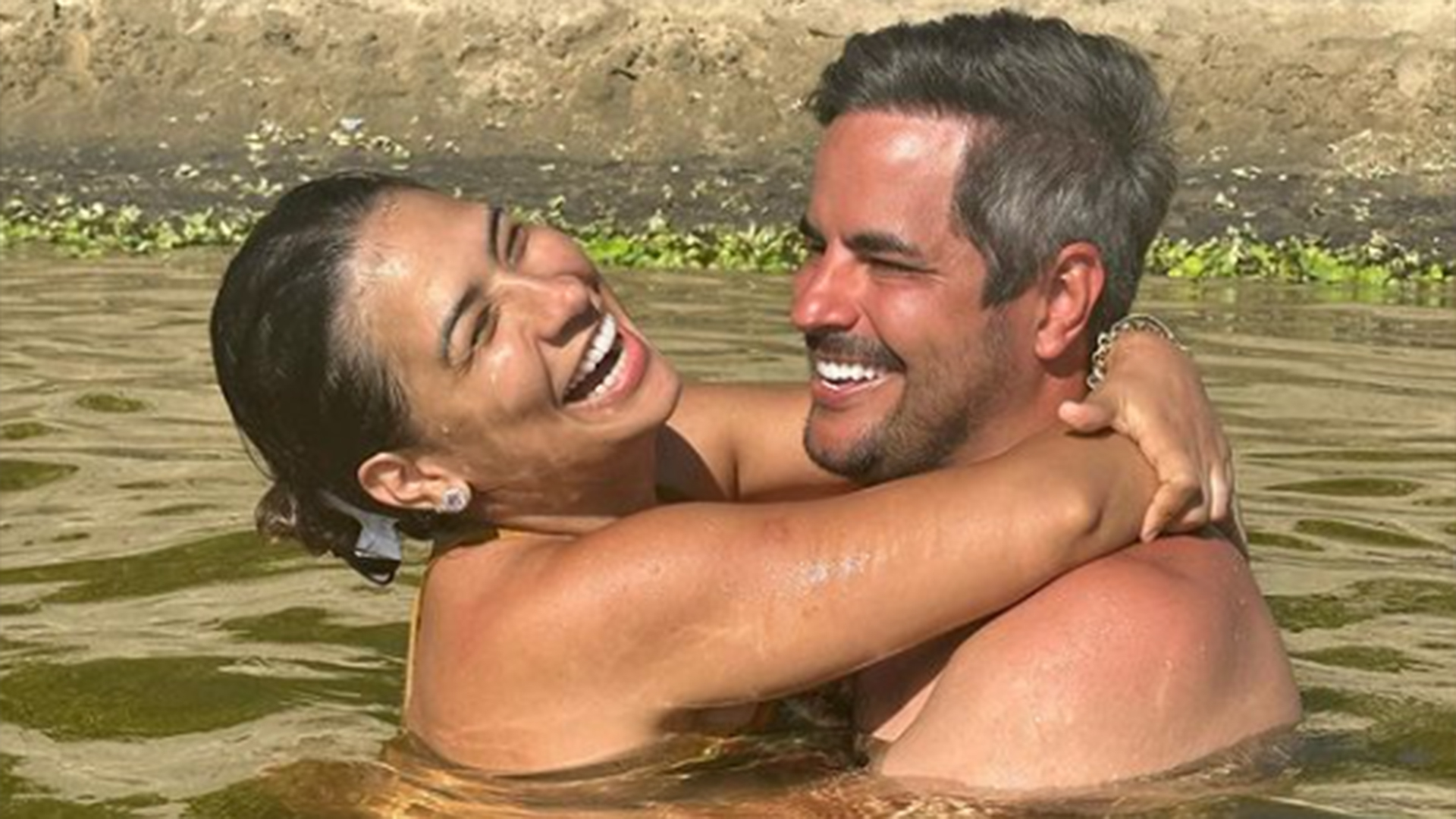 Simone exibe alegria ao tomar banho de rio com o marido, Kaká Diniz