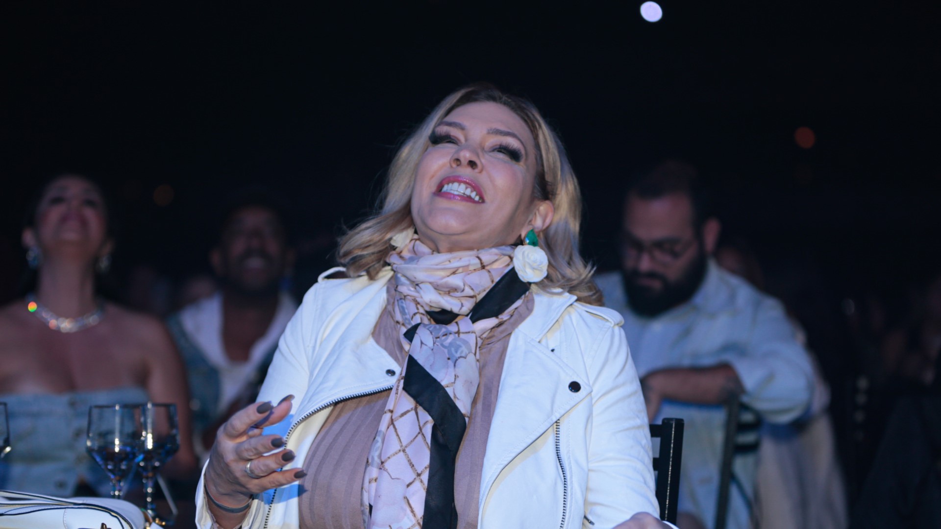 Prestes a reiniciar o tratamento contra o câncer, Simony curte show do Pericles com o noivo
