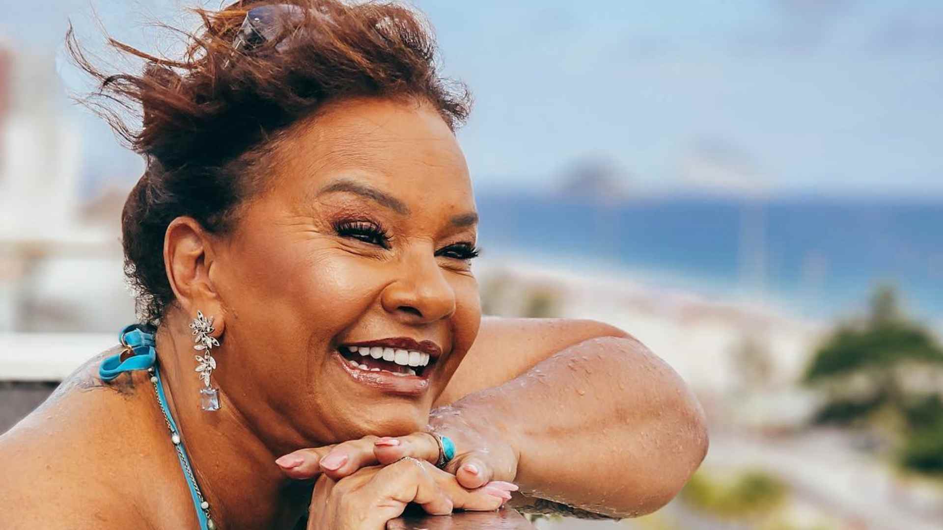 De biquíni, Solange Couto esbanja beleza ao curtir dia na piscina: “Maravilhosa”
