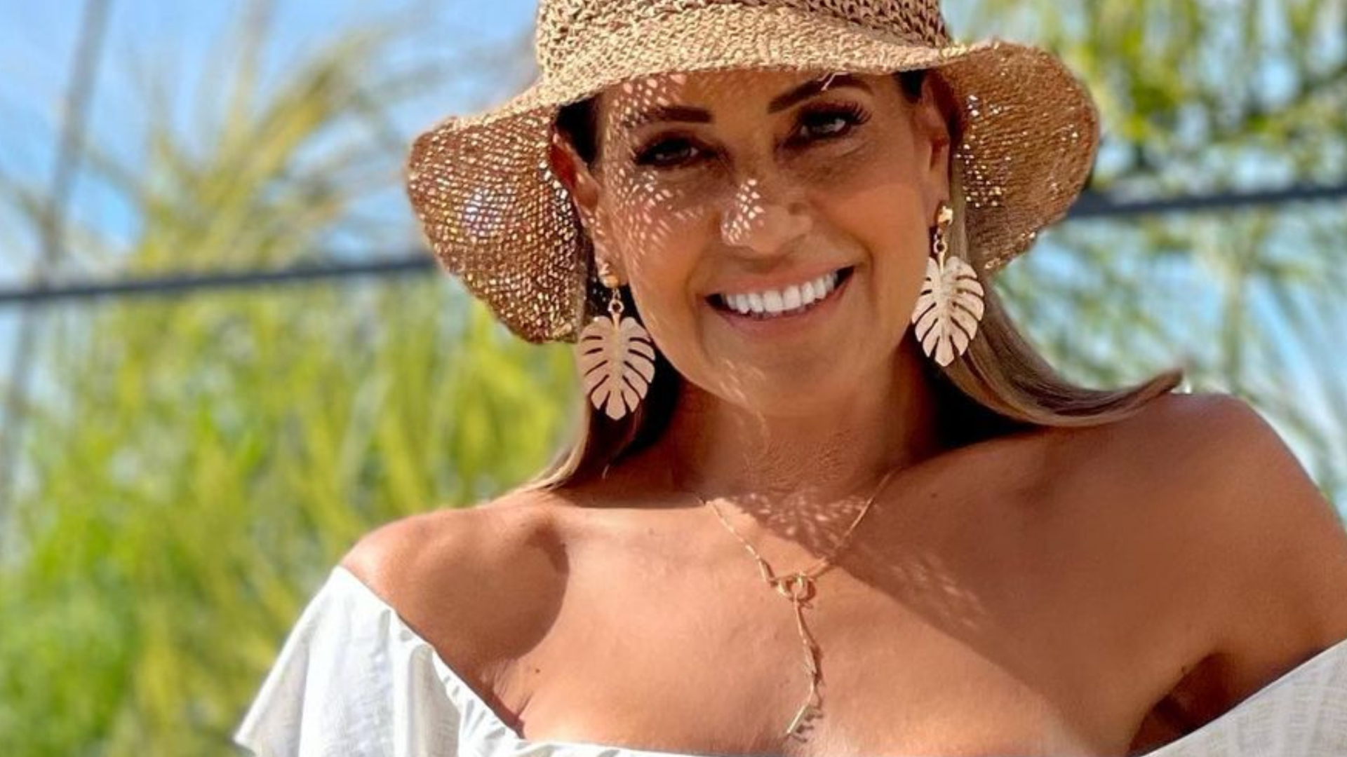 De biquíni branco, Solange Frazão choca com corpão monumental: ”Lindíssima”