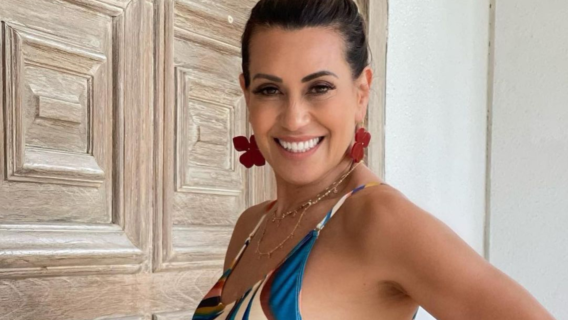 De maiô cavado, Solange Frazão exibe corpaço impressionante: ”Apaixona”