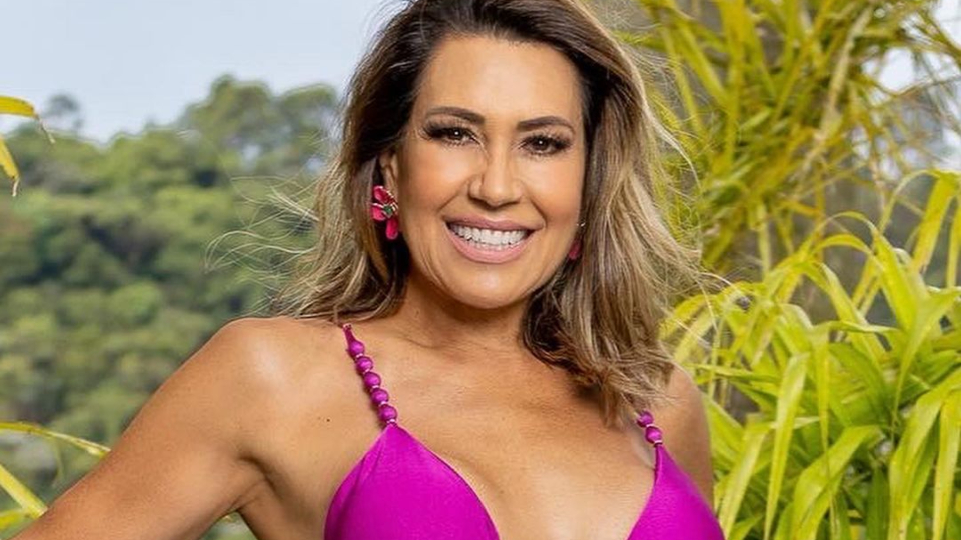 De perto, Solange Frazão mostra corpaço real em fotos de biquíni e choca: ”Incrível”