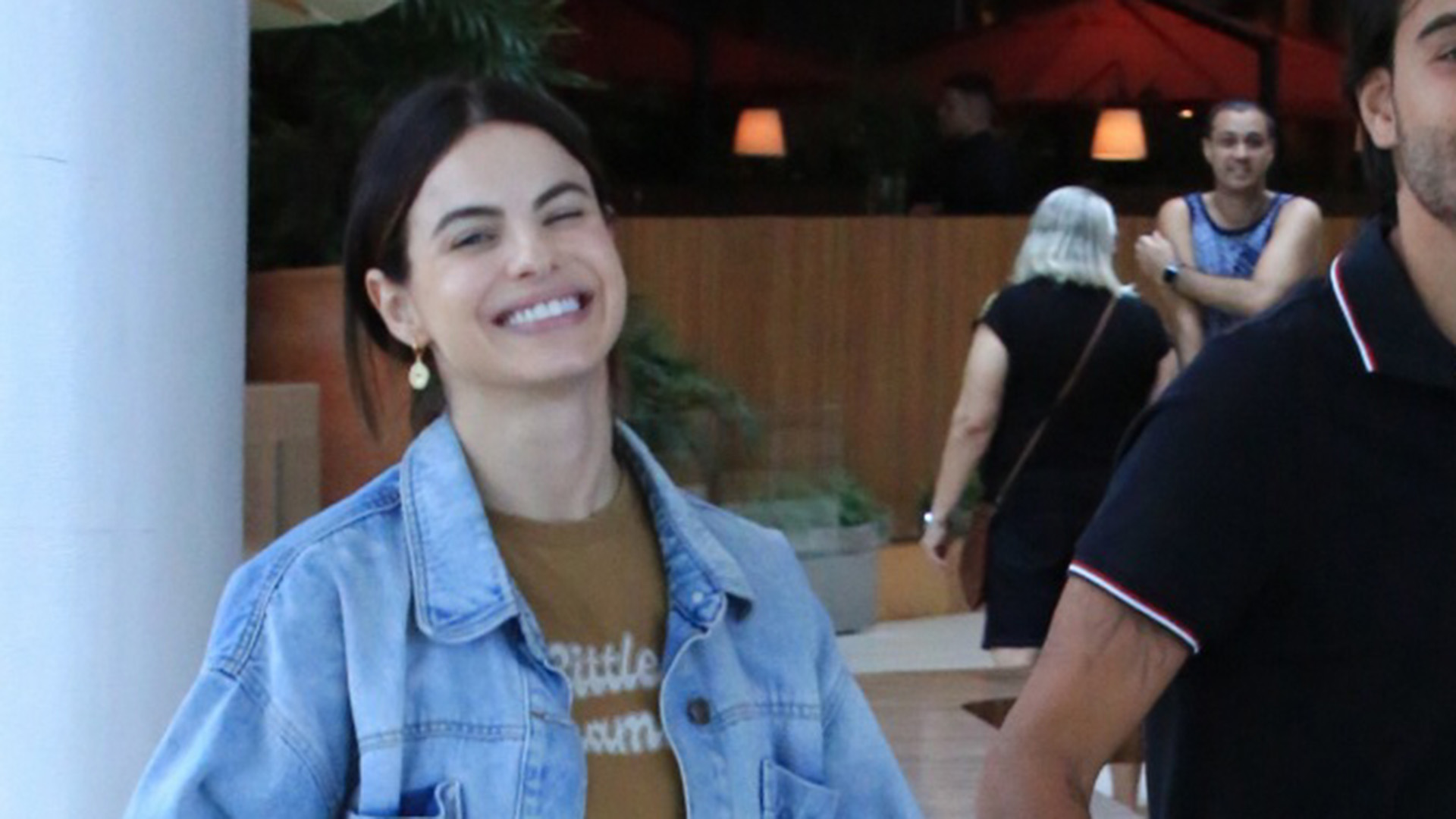 Sthefany Brito faz rara aparição com o marido em shopping no RJ