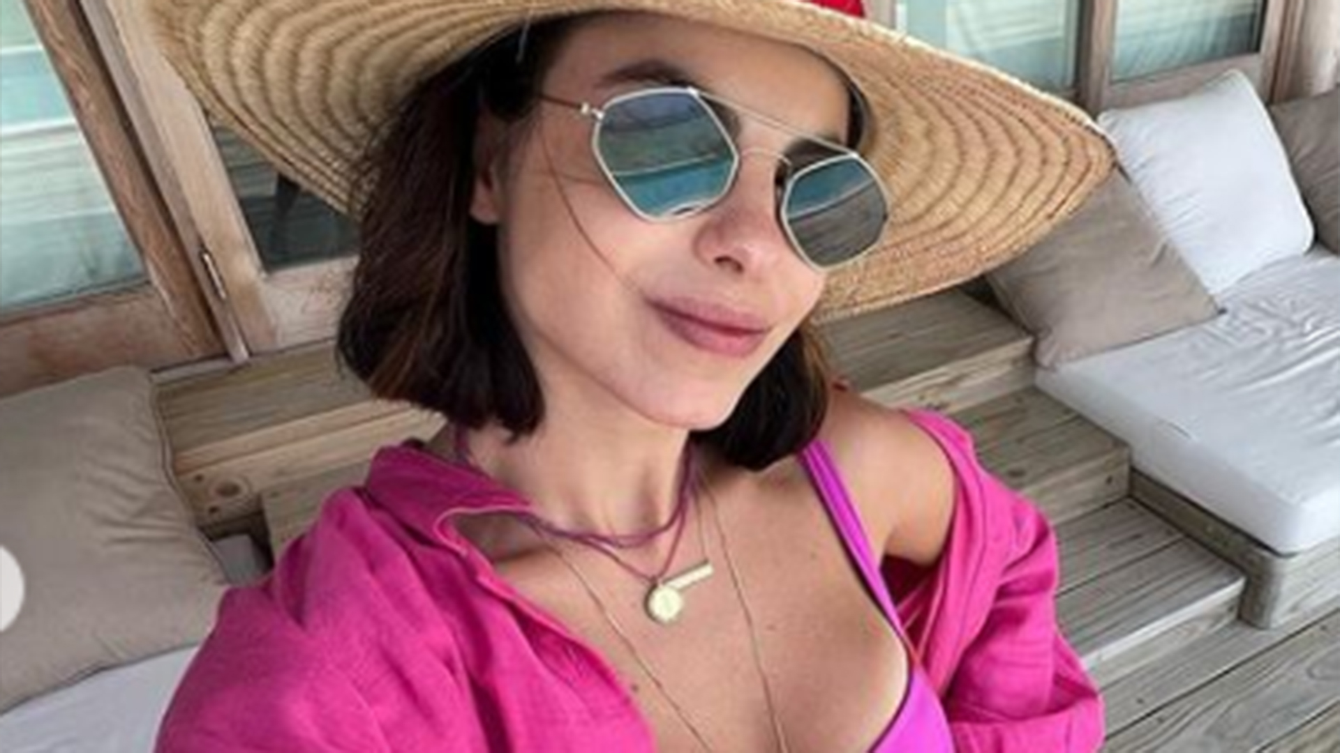 Magérrima, Sthefany Brito arrasa em fotos de biquíni pink