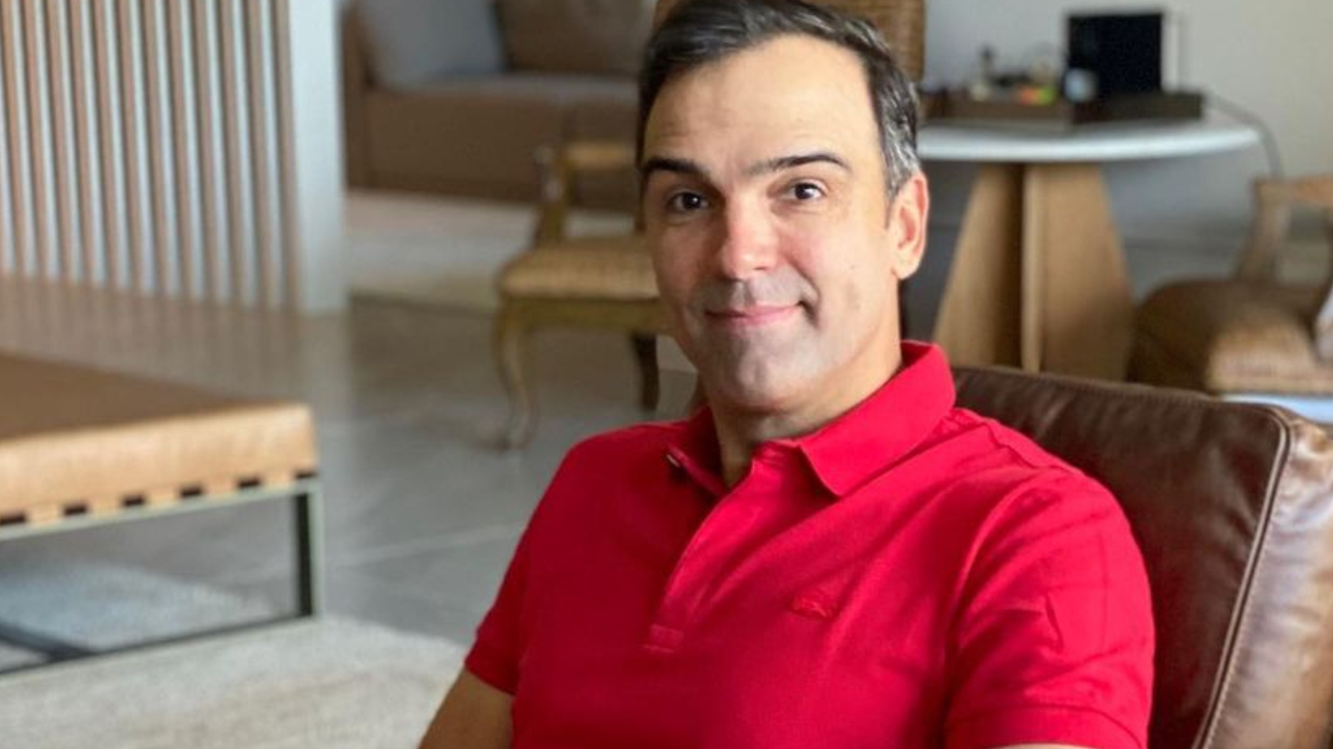 Em sua casa, Tadeu Schmidt mostra como faz discurso do eliminado: ”Algum recado?”