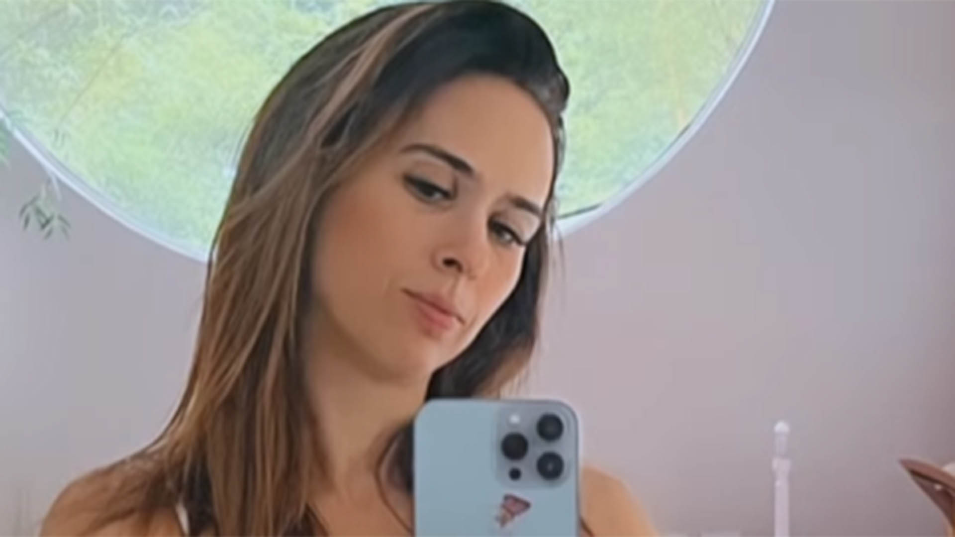 Tata Werneck exibe a cinturinha fina em novas selfies