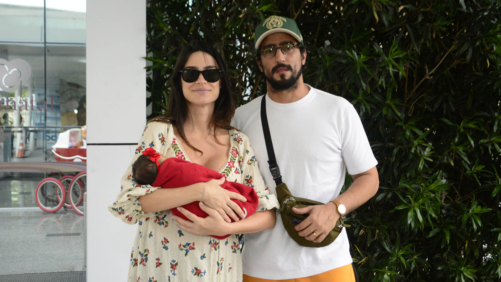 Thaila Ayala deixa a maternidade com a filha recém-nascida e o marido, Renato Góes