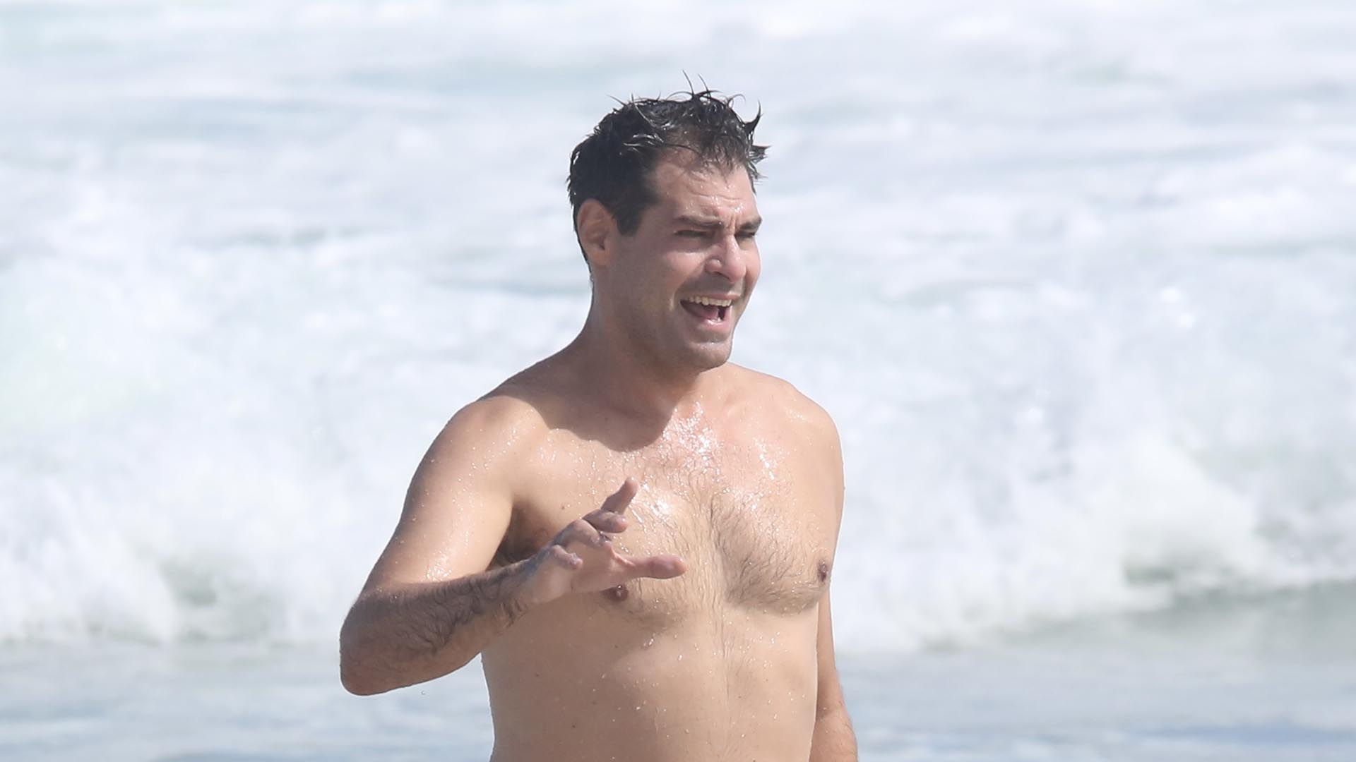 Thiago Lacerda curte dia na praia com a esposa e as filhas em tarde de diversão