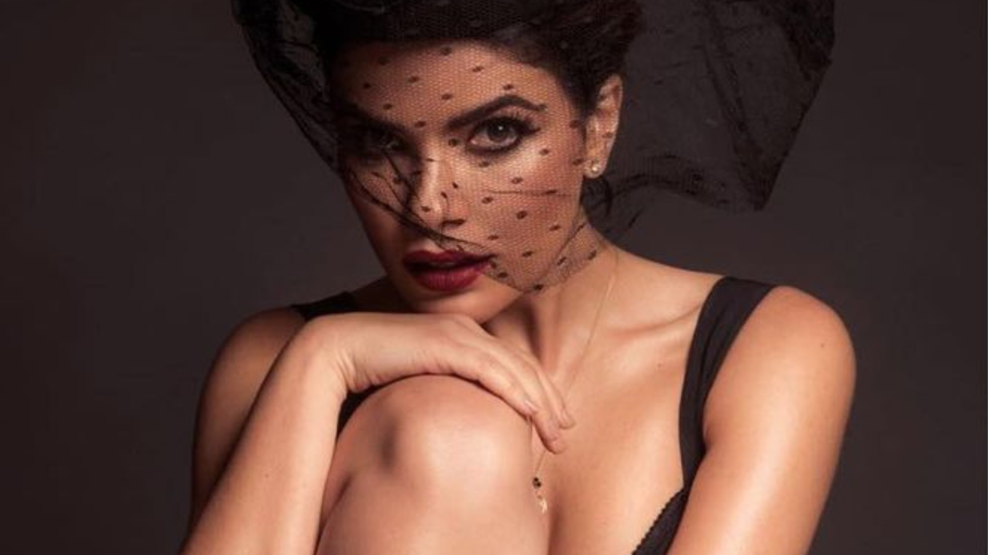 De lingerie, Vanessa Giácomo passa dos limites da beleza: ”Deusa demais”