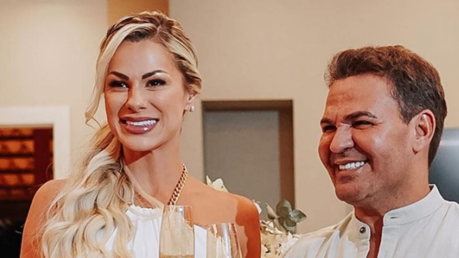 Vestido da esposa de Eduardo Costa em casamento sofre críticas: “Um lençol”