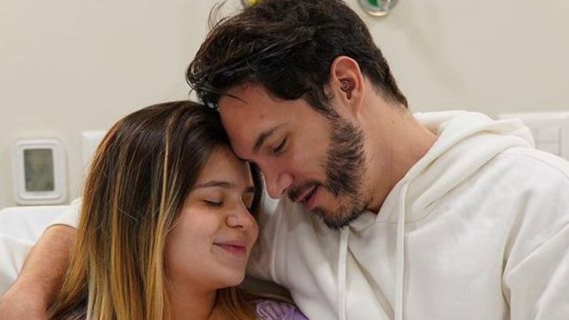 Pais de primeira viagem, Viih Tube e Eliezer trocam declarações românticas
