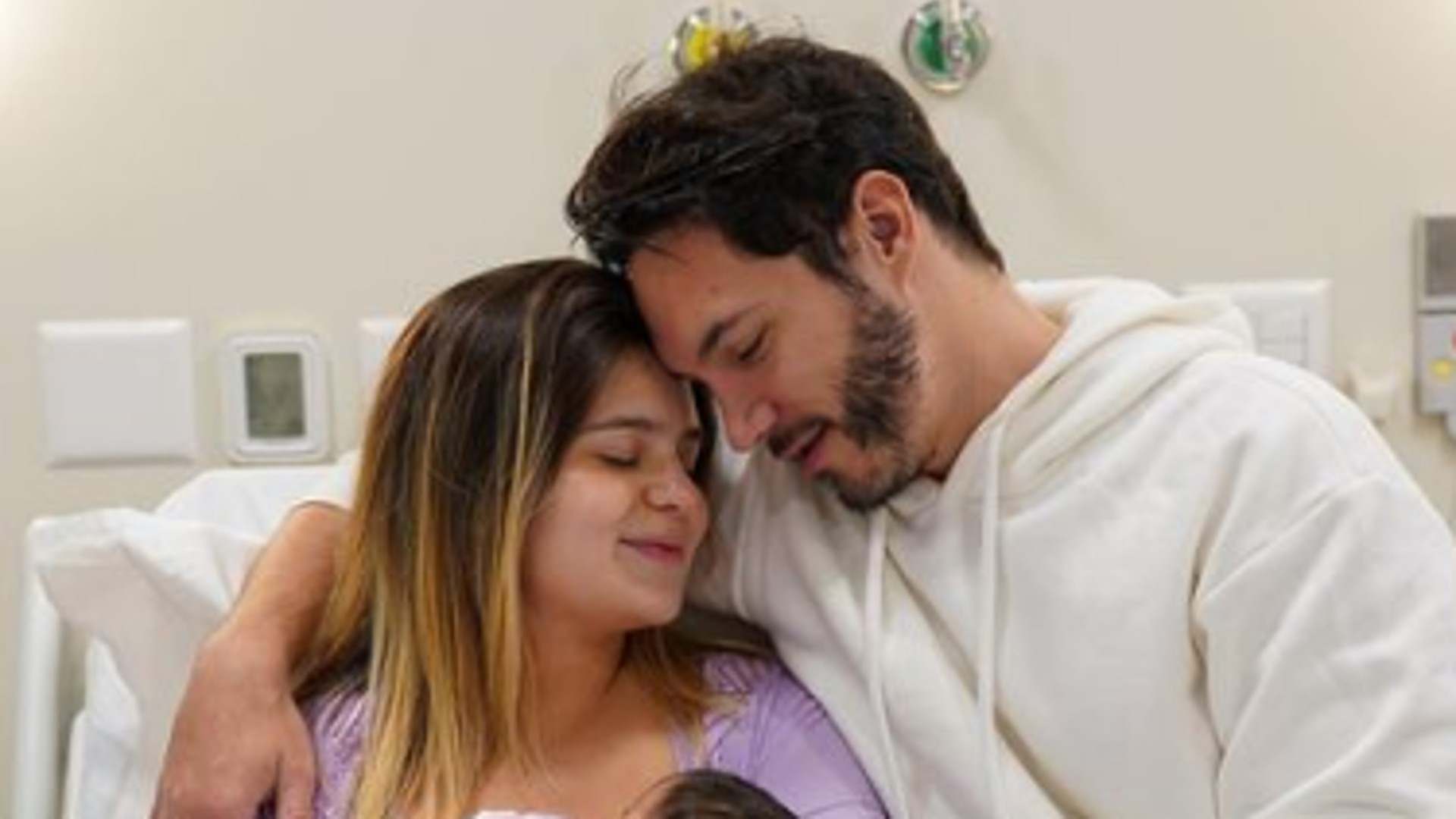 Nasceu! Viih Tube e Eliezer publicam primeira foto com a filha Lua