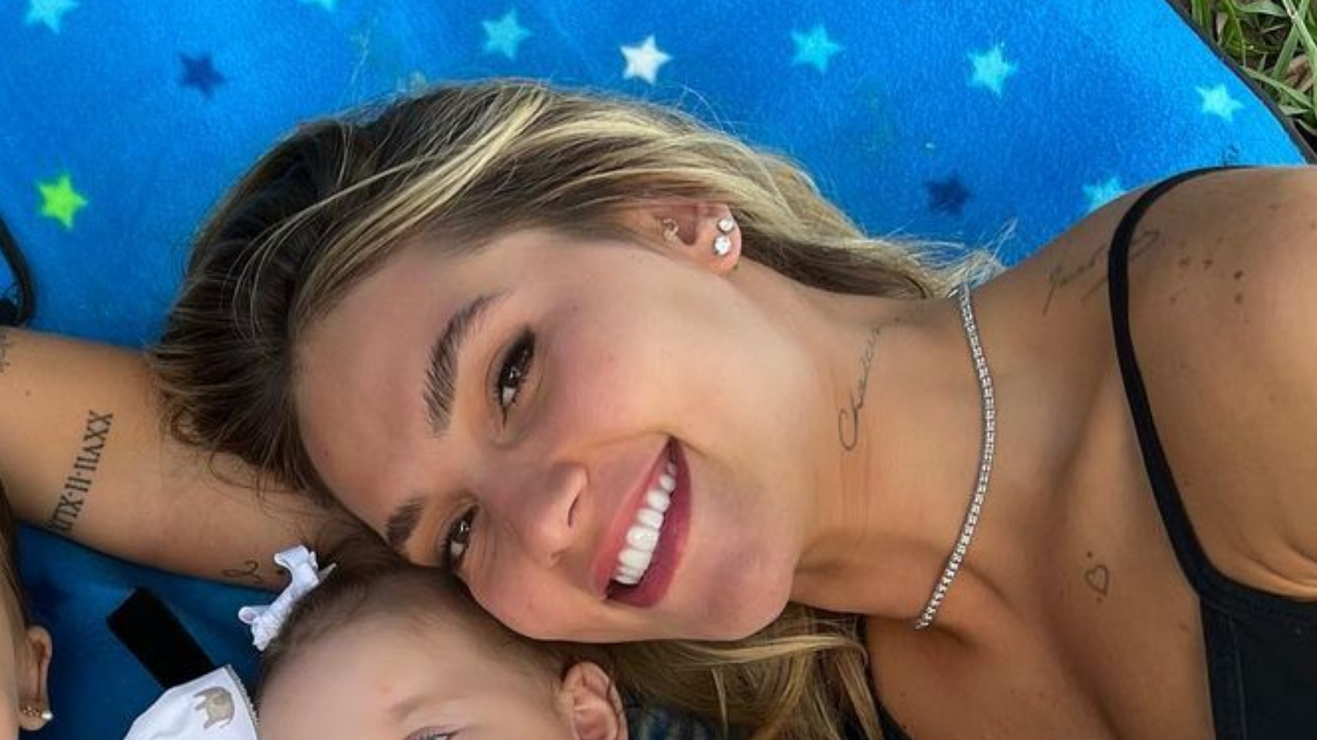 Em meio à polêmica, Virginia se derrete ao posar com as duas filhas: ”Amo mais que tudo”