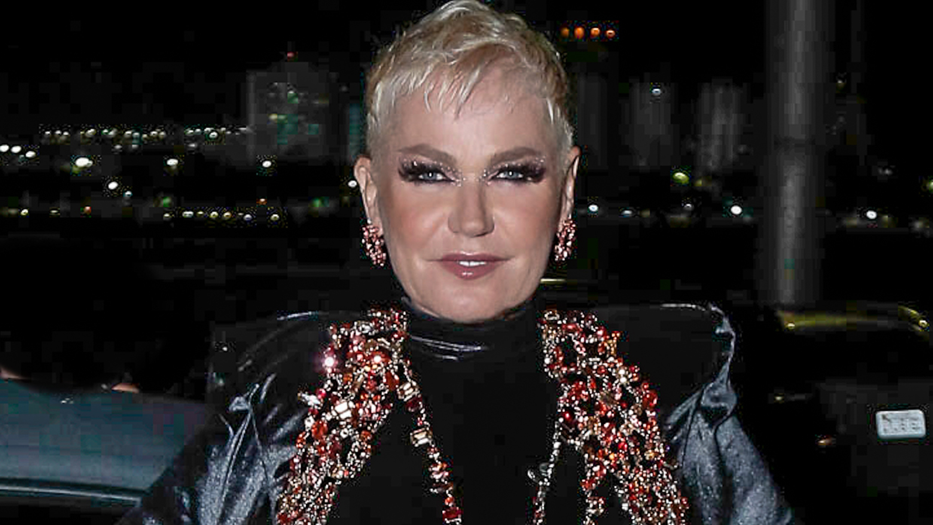 Xuxa Meneghel aparece com look poderoso no lançamento de Caravana das Drags