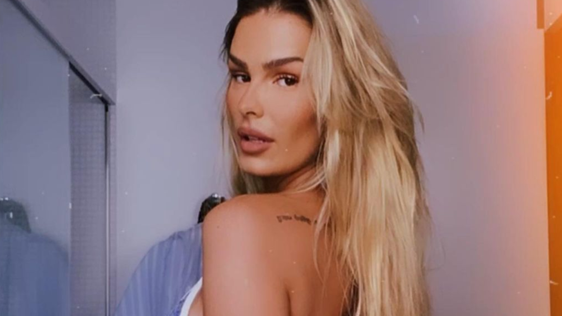 De biquíni, Yasmin Brunet posa de costas e deixa tatuagem no bumbum à mostra: ”Que mulher”