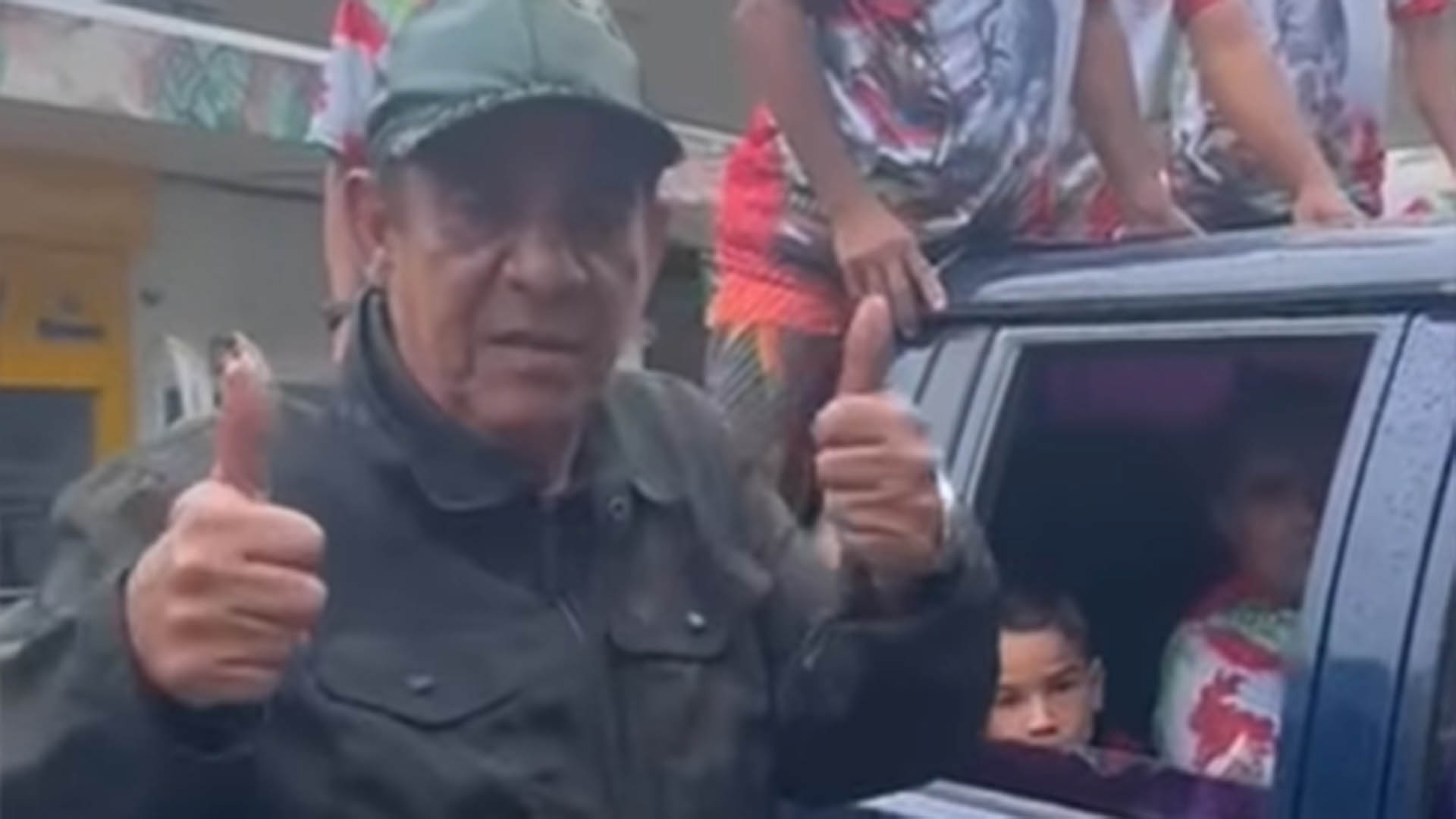 Mesmo com chuva, Zeca Pagodinho distribui ovos de Páscoa em Xerém