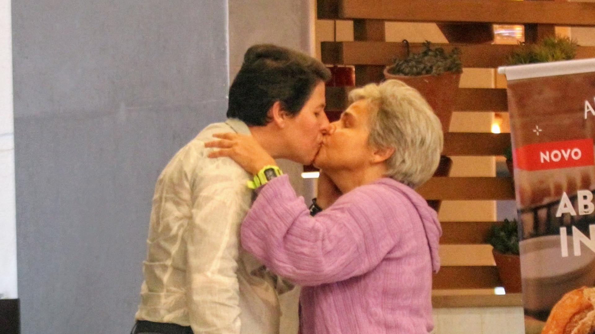 Claudia Rodrigues troca beijos e carinhos com a namorada. Relembre como o romance começou