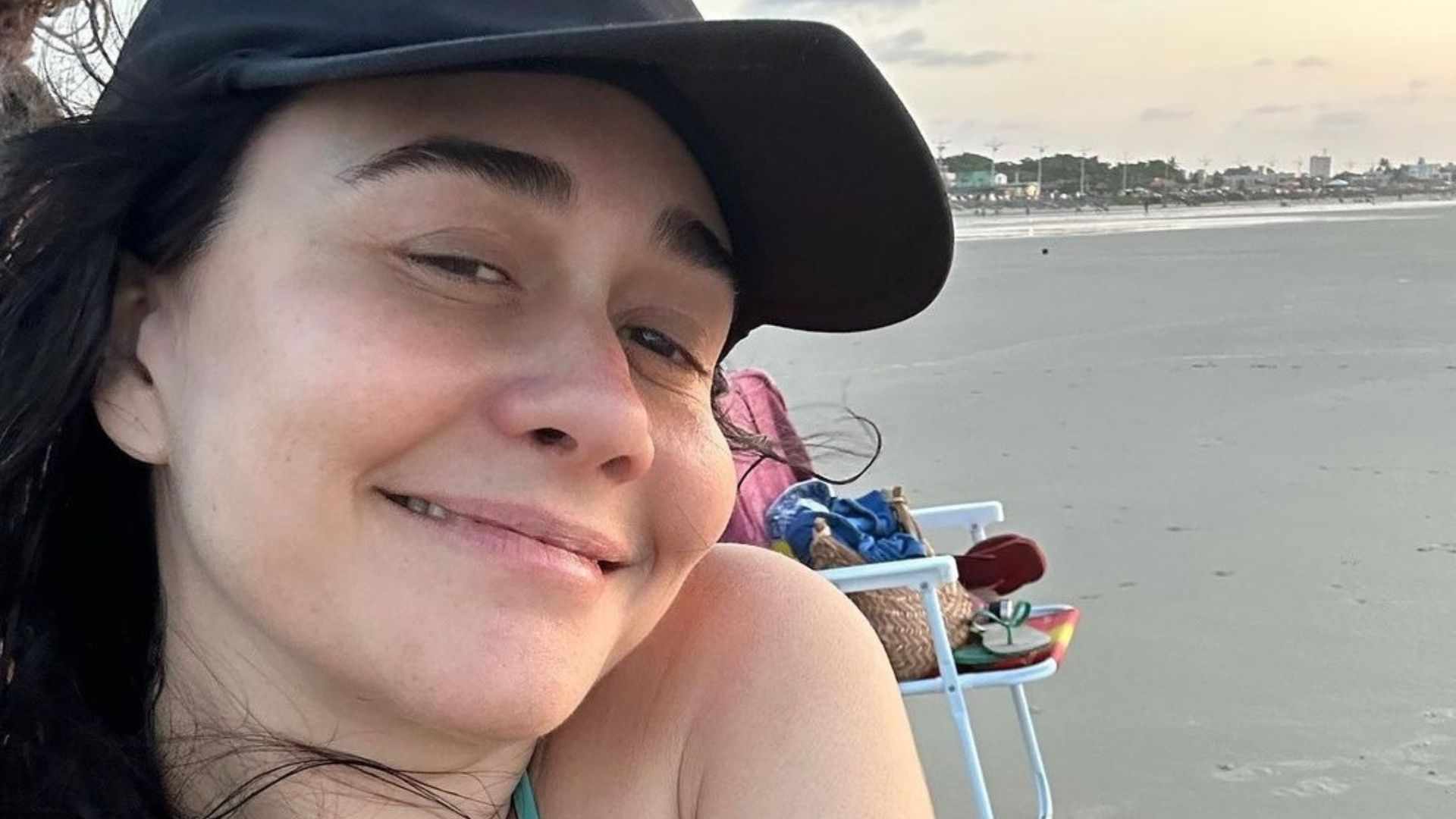 Na praia, Alessandra Negrini se exibe ao natural: ”O bronze que tá precisando”
