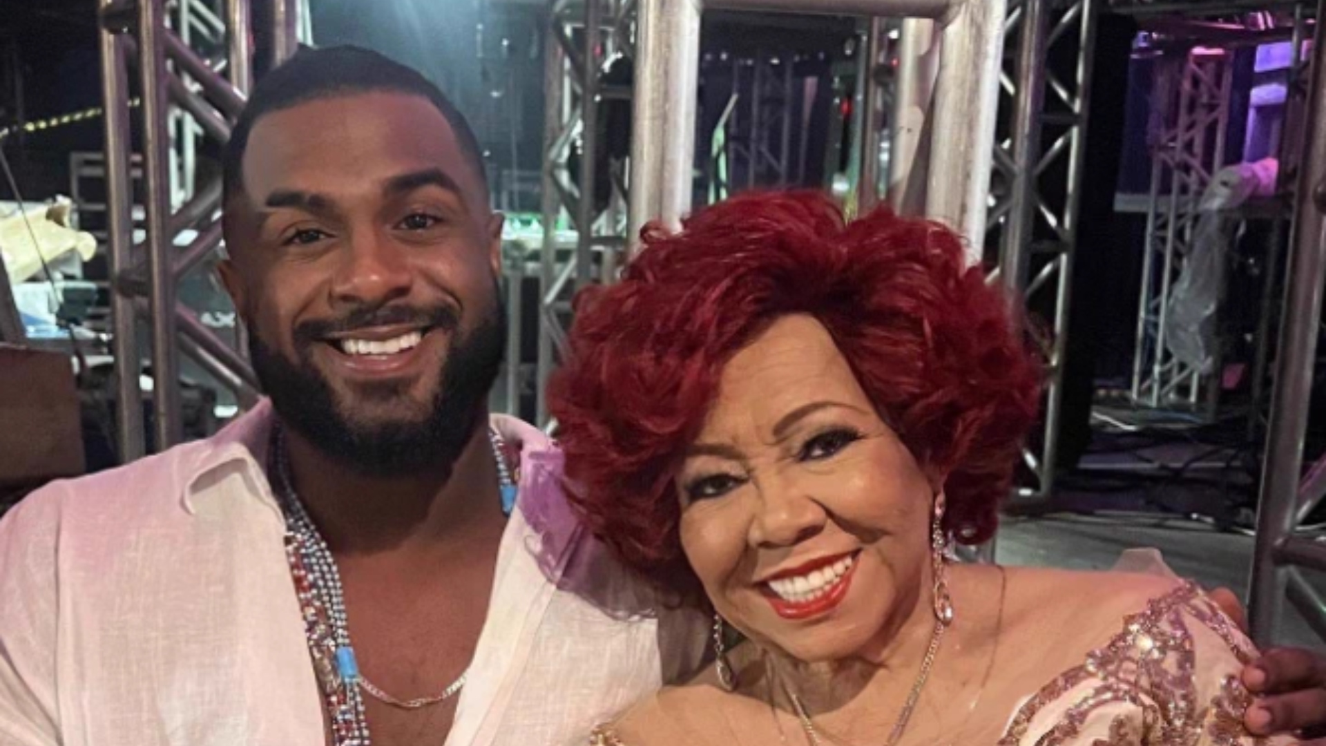Baco Exu do Blues aproveita encontro com Alcione para tietar artista