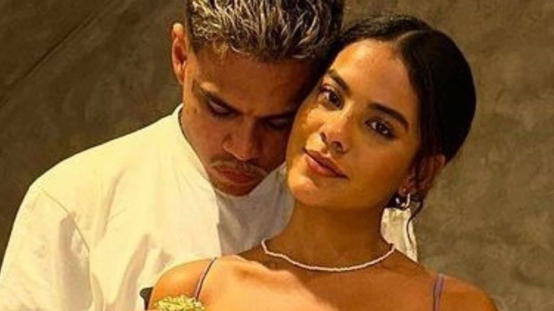 Semanas antes do término, Bella Campos fez tatuagem para MC Cabelinho