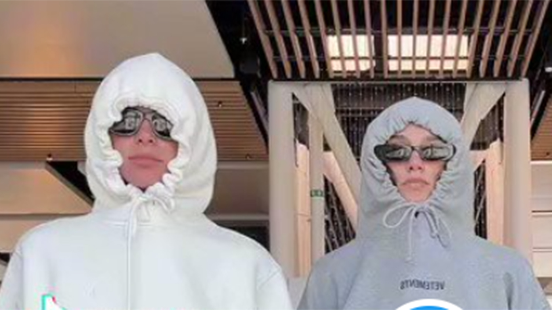 Bruna Marquezine e Sasha Meneghel gravam vídeos divertidos no aeroporto