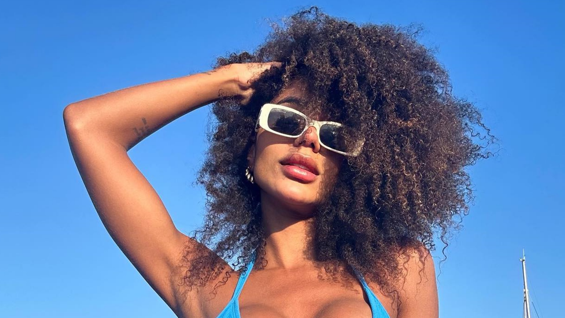 Brunna Gonçalves ostenta corpaço durante passeio de barco: “Perfeita”