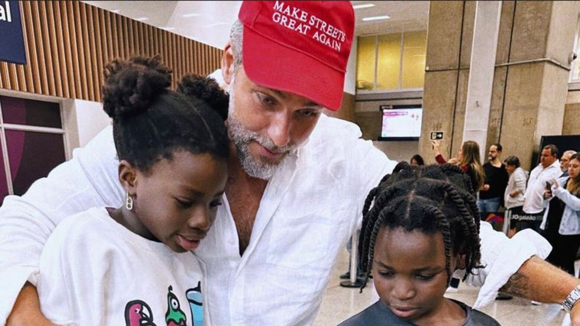 Bruno Gagliasso encanta seguidores ao postar fotos com os filhos: “Família linda”