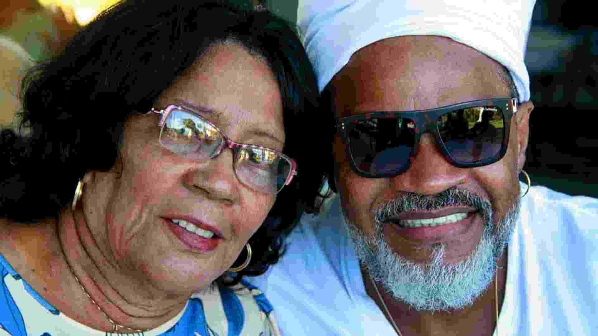 Carlinhos Brown comemora aniversário da mãe com bela homenagem: “Meu amor”