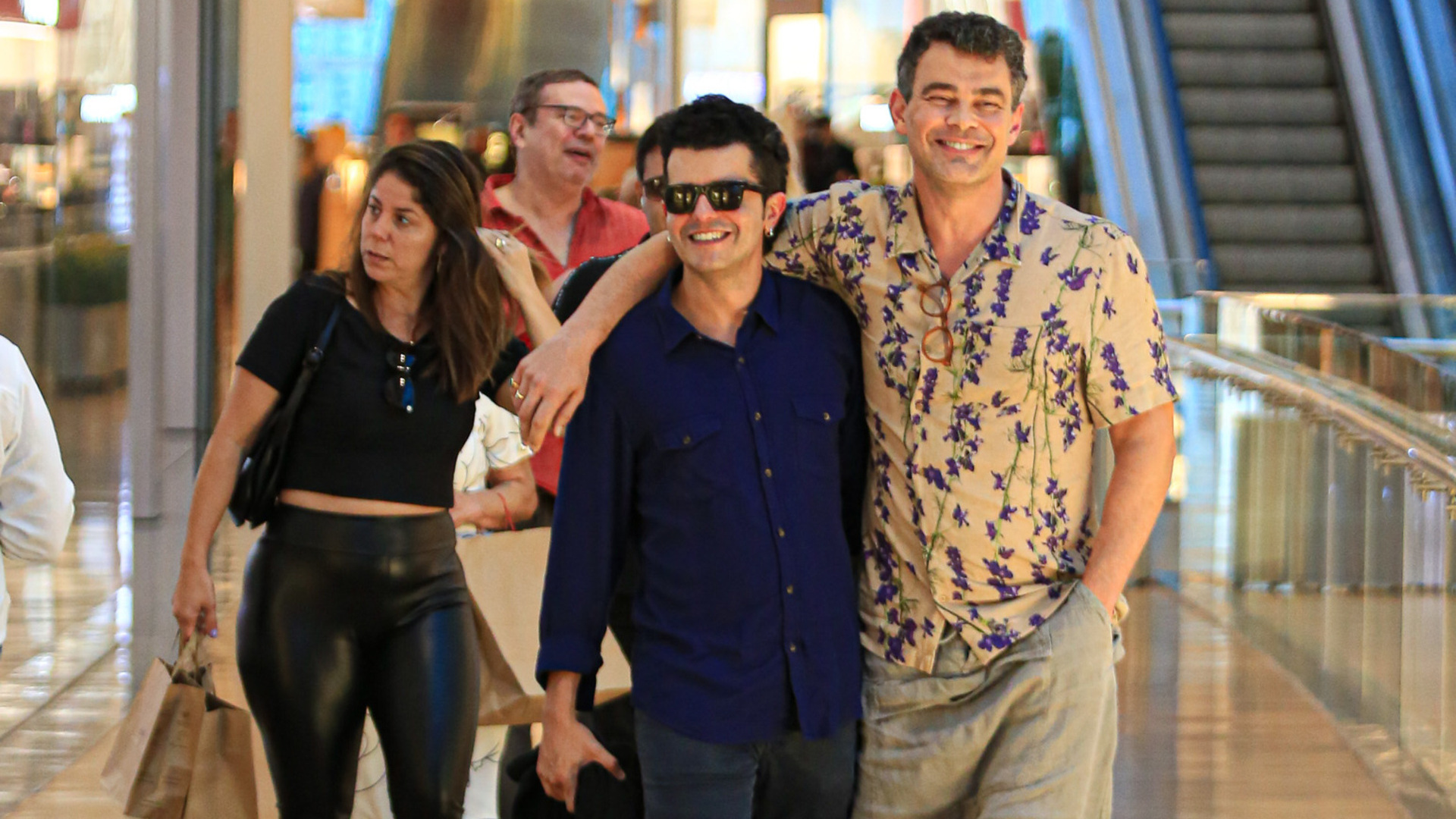 Casado há 18 anos, Carmo Dalla Vecchia é flagrado beijando amigo em shopping