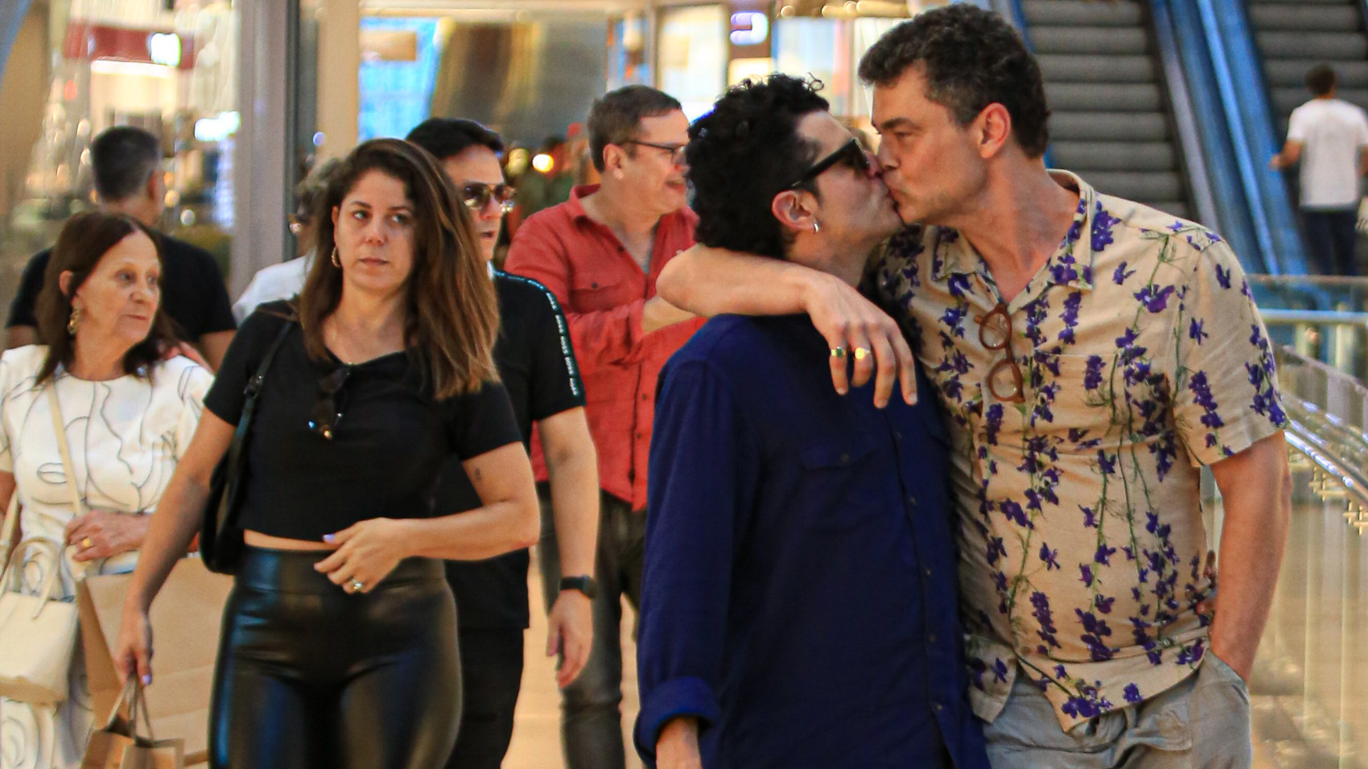 Carmo Dalla Vecchia explica beijo em rapaz desconhecido: ”Sou carinhoso”