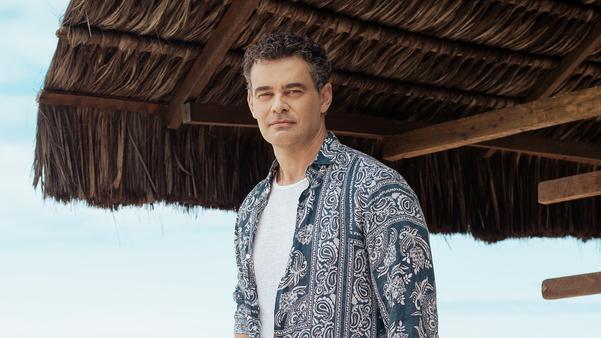 Carmo Dalla Vecchia revela constrangimento após cena gay em novela: “Ridículo”