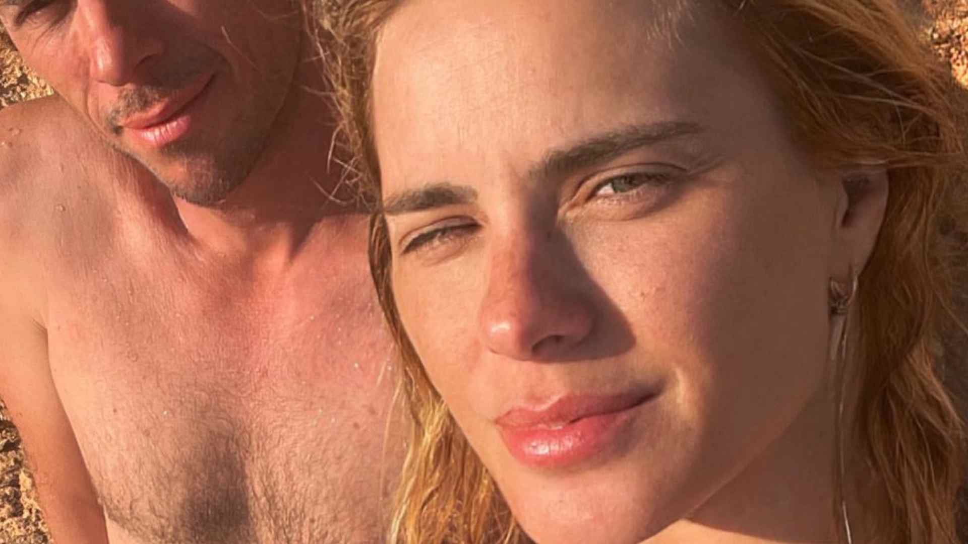 Carolina Dieckmann surge em clique raro com o marido durante viagem