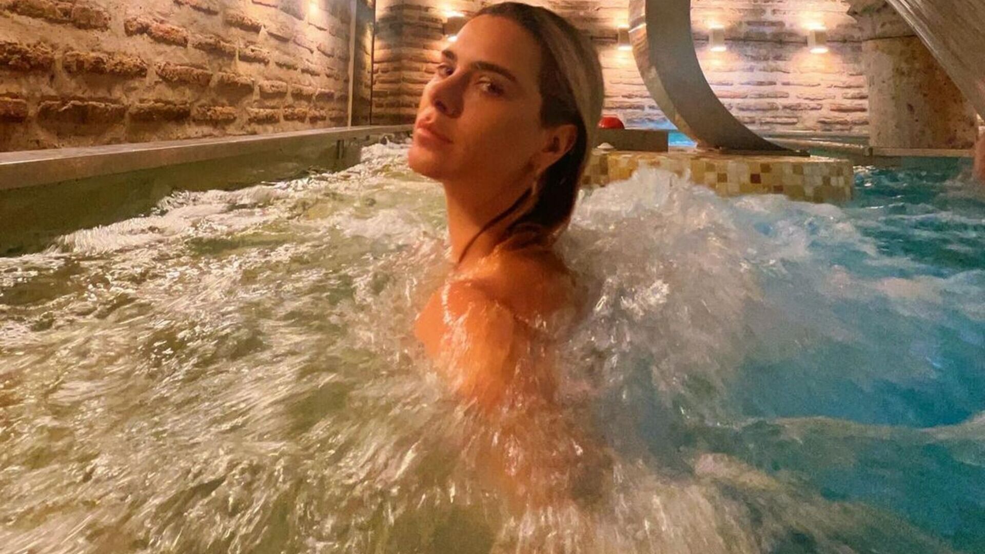 Com o esposo, Carolina Dieckmann faz banho turco em piscina: ”Bom demais”