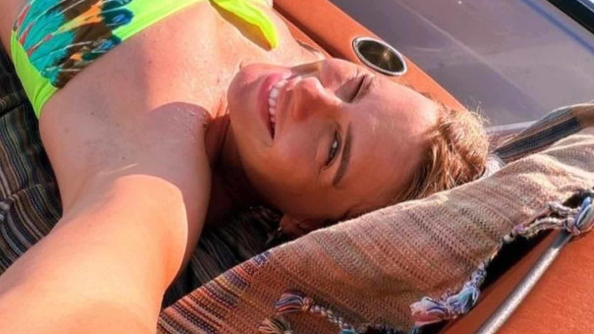 Carolina Dieckmann exibe barriga ao tomar sol: ”Linda”