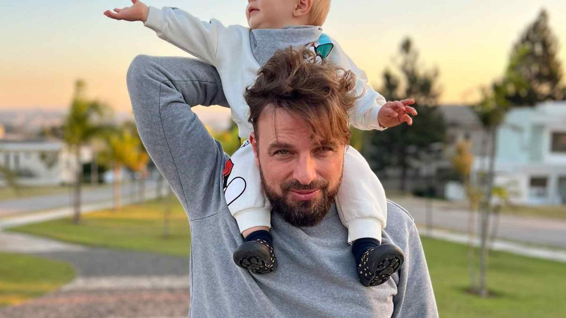 Cássio Reis se derrete ao posar com o filho caçula: “Luxo é ter tempo”