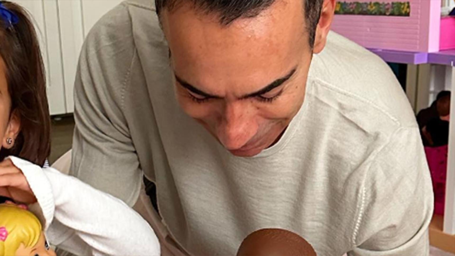 Cesar Tralli brinca de boneca com a filha no Dia dos Pais