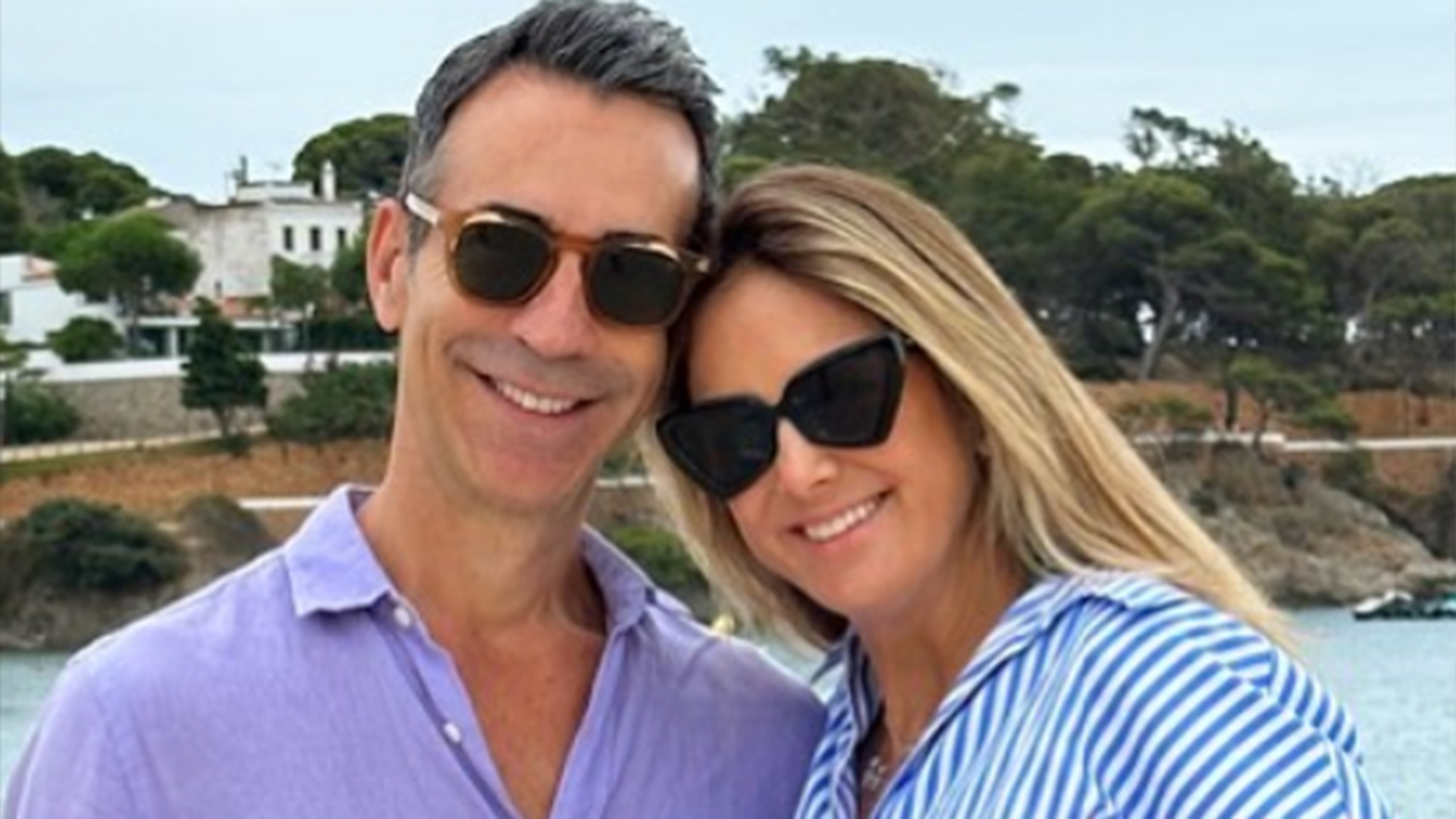 De férias, Cesar Tralli surge de bermuda rosa em foto com a esposa, Ticiane Pinheiro