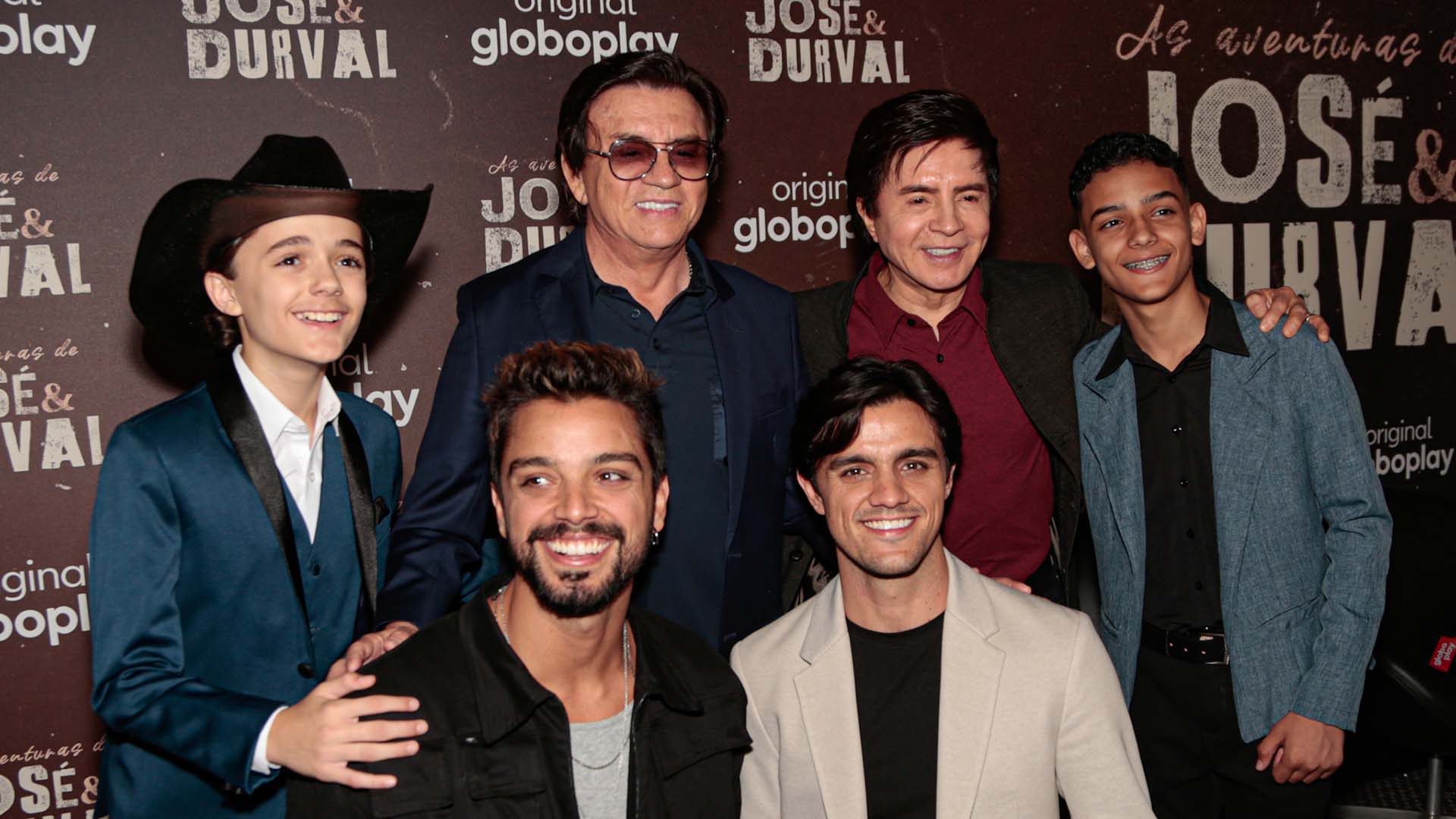Chitãozinho e Xororó surgem com os atores da série sobre suas vidas em coletiva de imprensa