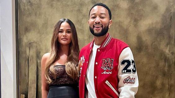 Chrissy Teigen e John Legend abrem as portas e mostram detalhes de mansão que compraram de Rihanna
